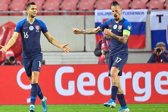 Fällt auch durch seine Frisur auf: Der Slowake Marek Hamsik feiert in der EM-Qualifikation ein Tor.