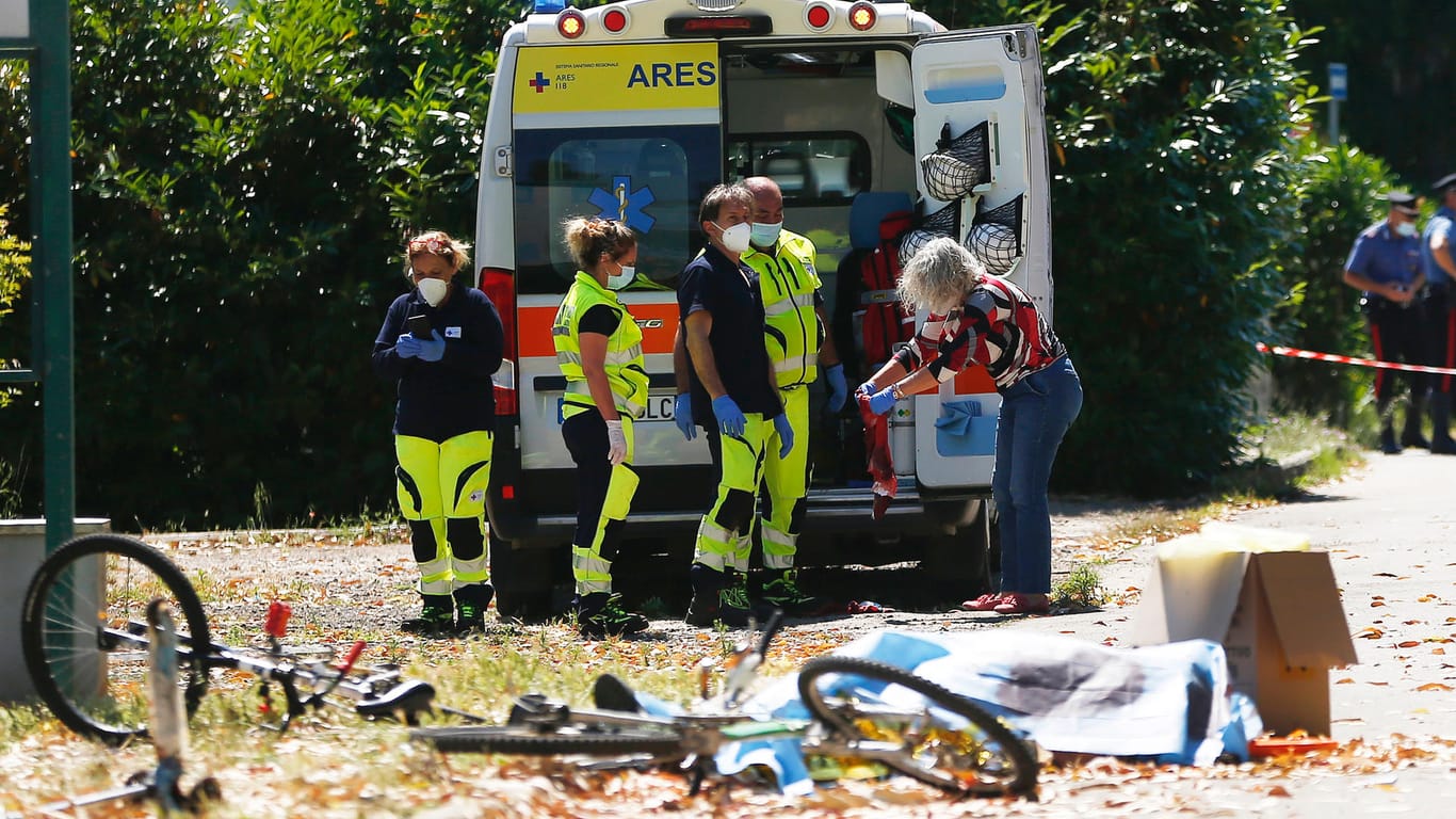 Rettungskräfte am Tatort: Ersten Erkenntnissen zufolge war ein Streit zwischen den beiden Männern außer Kontrolle geraten.