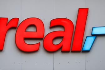 Real-Logo (Symbolbild): Seit Sommer 2020 gehört die Warenhauskette dem Investor SCP.