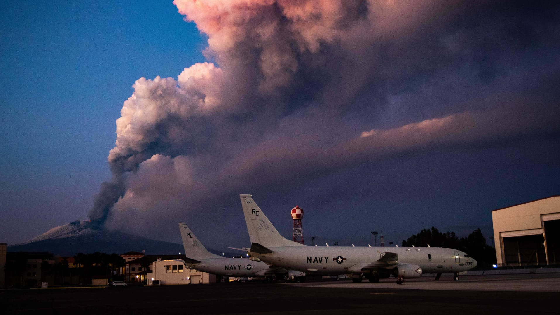 Der Militärflugplatz Sigonella auf Sizilien im Februar 2021: Der Ätna war in den vergangenen Wochen immer wieder ausgebrochen. Der Militärflugplatz Sigonella auf Sizilien im Februar 2021: Der Ätna war in den vergangenen Wochen immer wieder ausgebrochen.