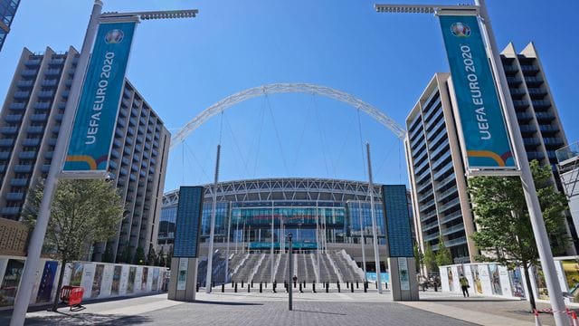 Ein Blick auf den Eingang des Wembley-Stadions in London.