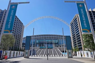 Ein Blick auf den Eingang des Wembley-Stadions in London.