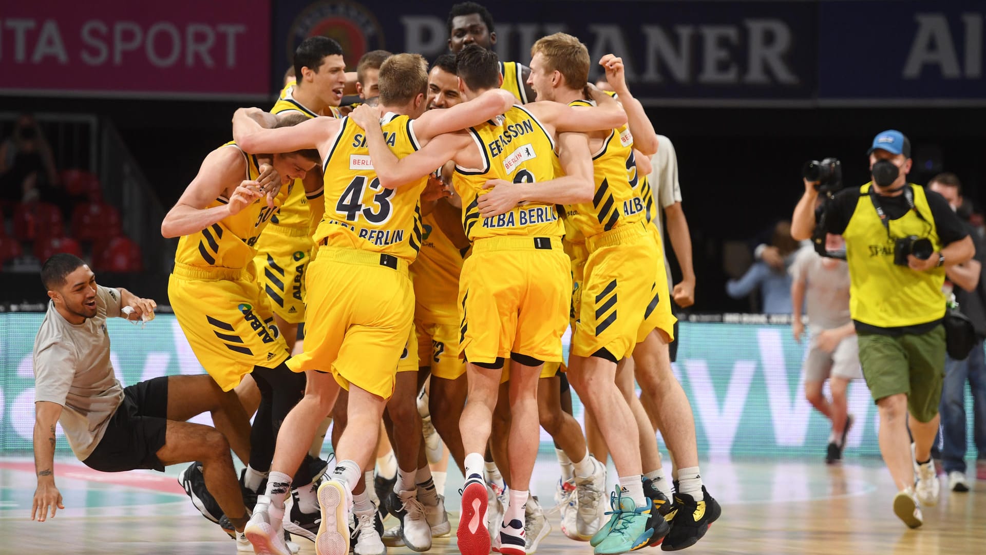 Titelgewinn wiederholt: Alba Berlin jubelt über Meisterschaft.