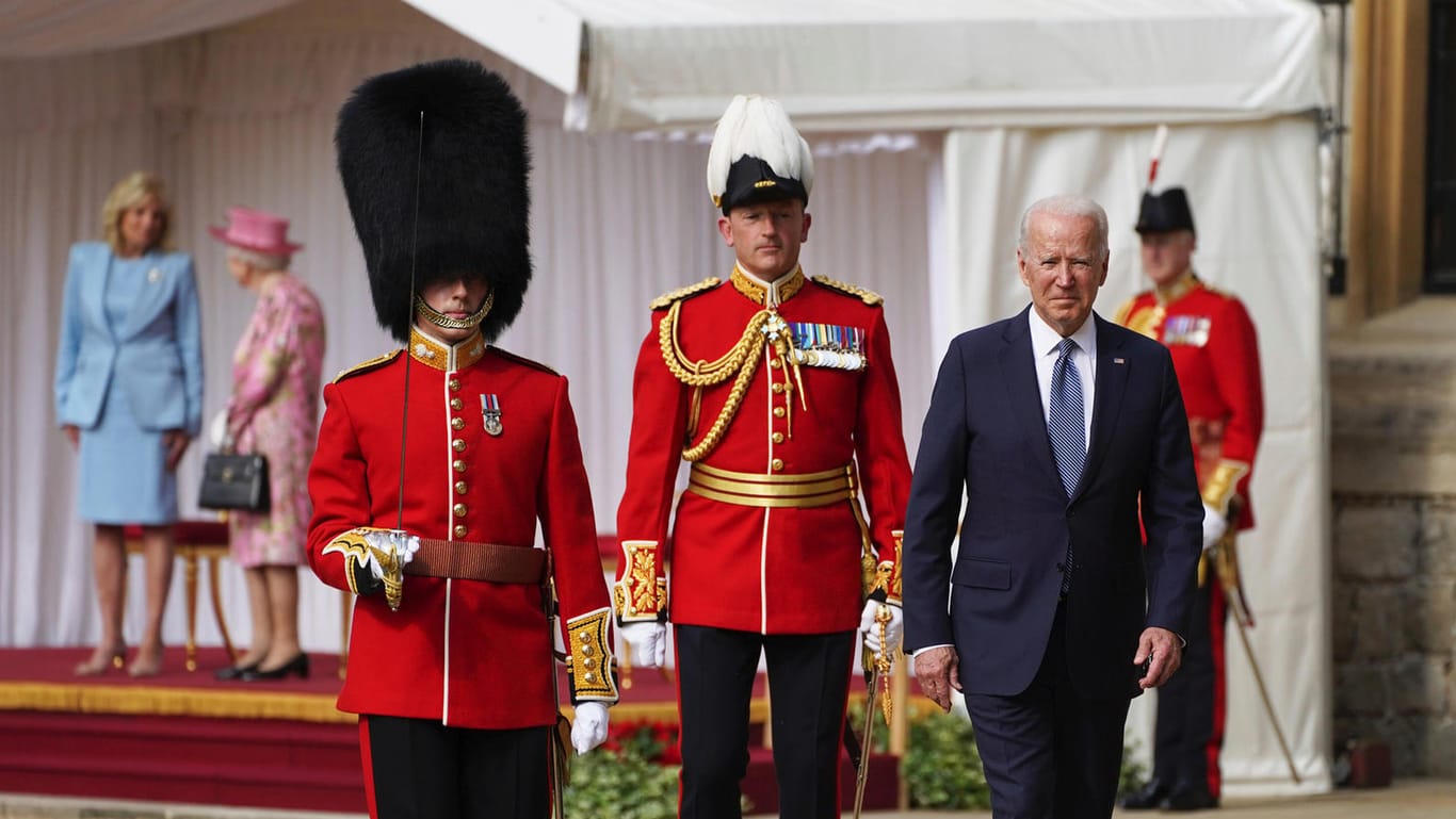 Joe Biden schritt die Ehrengarde allein ab.