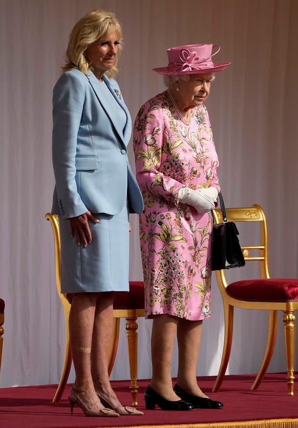 Jill Biden entschied sich für einen Look in Blau, die Queen für ein Outfit in Rosa.