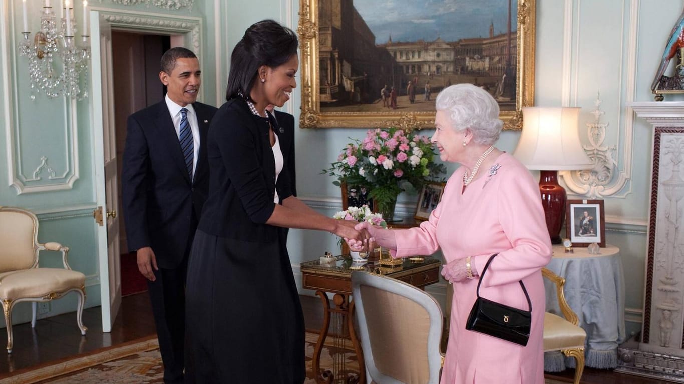Barack und Michelle Obama treffen die Queen.