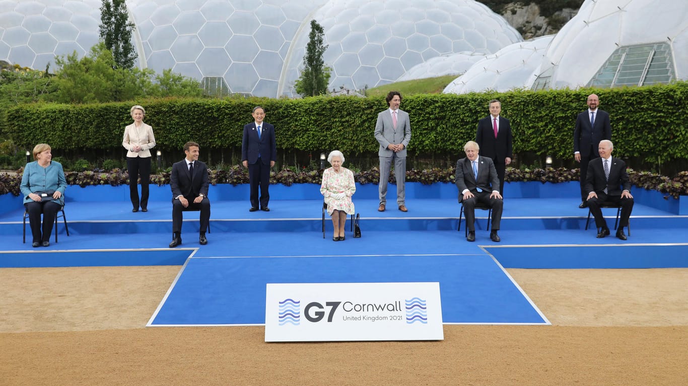 Die Queen posiert mit Ursula von der Leyen, Yoshihide Suga, Justin Trudeau, Mario Draghi, Charles Michel, Angela Merkel, Emmanuel Macron, Boris Johnson und Joe Biden.