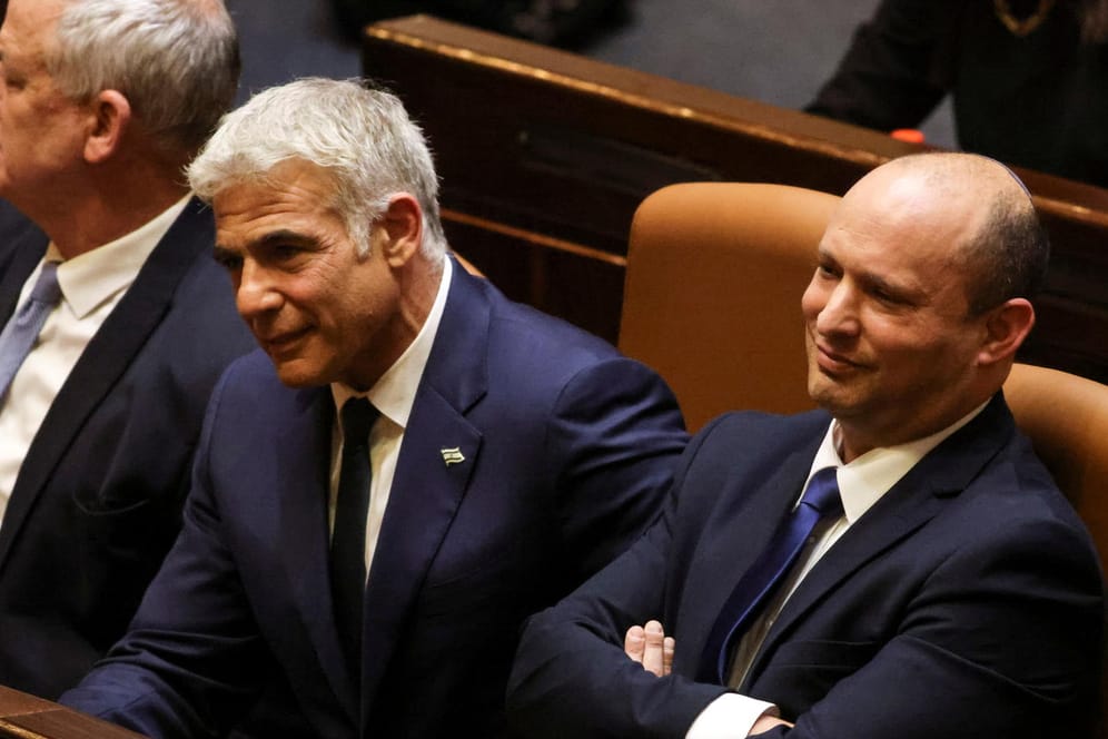 Naftali Bennett (re.) und Jair Lapid (Mitte) übernehmen für jeweils zwei Jahre das Amt des Ministerpräsidenten, Benny Gantz (li.) wird neuer Verteidigungsminister.