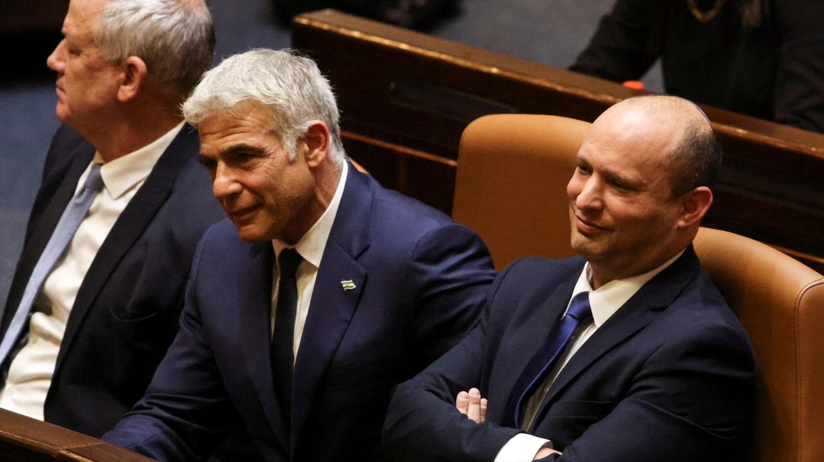 Naftali Bennett (re.) und Jair Lapid (Mitte) übernehmen für jeweils zwei Jahre das Amt des Ministerpräsidenten, Benny Gantz (li.) wird neuer Verteidigungsminister. Naftali Bennett (re.) und Jair Lapid (Mitte) übernehmen für jeweils zwei Jahre das Amt des Ministerpräsidenten, Benny Gantz (li.) wird neuer Verteidigungsminister.