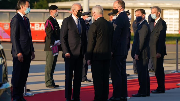 Joe Biden bei seiner Ankunft auf dem Brüsseler Flughafen.