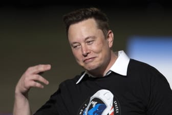 Elon Musk gestikuliert bei einer Konferenz. Sein Autokonzern Tesla steht jetzt einer Bezahlung mit Bitcoin wieder offen gegenüber.