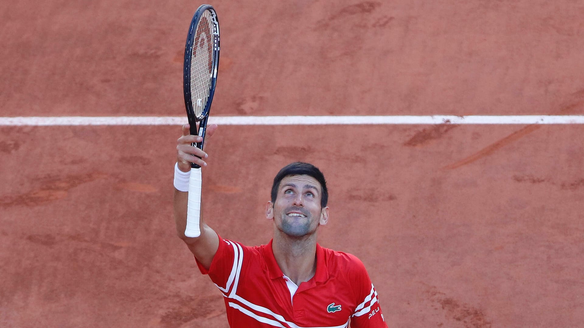 Nach dem Sieg bei den French Open hat Novak Djokovic seinen Schläger einem jungen Fan geschenkt.