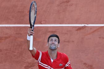 Nach dem Sieg bei den French Open hat Novak Djokovic seinen Schläger einem jungen Fan geschenkt.