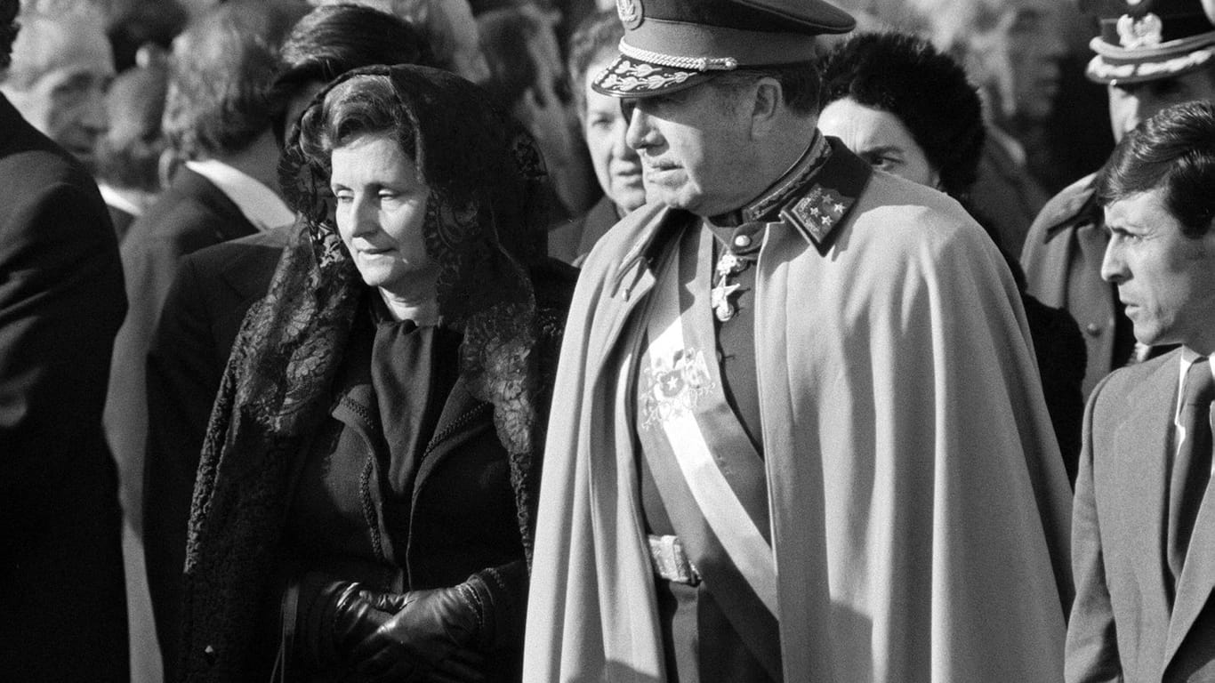 Regierte Chile als Diktator: Augusto Pinochet, hier mit seiner Frau bei einem Besuch in Spanien (Archivbild).
