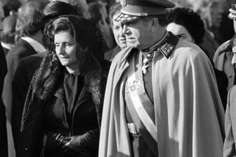 Regierte Chile als Diktator: Augusto Pinochet, hier mit seiner Frau bei einem Besuch in Spanien (Archivbild).