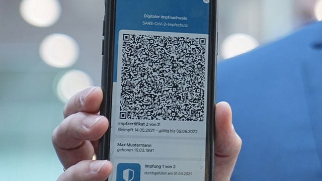 Die App zum digitalen Impfpass auf einem Handy (Symbolbild): Ab Montag ist der Impfpass in Apotheken erhältlich.