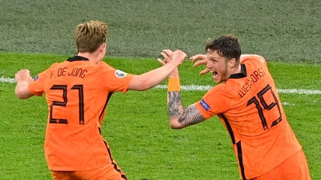 Gefeierte Niederländer beim Sieg gegen die Ukraine: Wout Weghorst (r). Gefeierte Niederländer beim Sieg gegen die Ukraine: Wout Weghorst (r).
