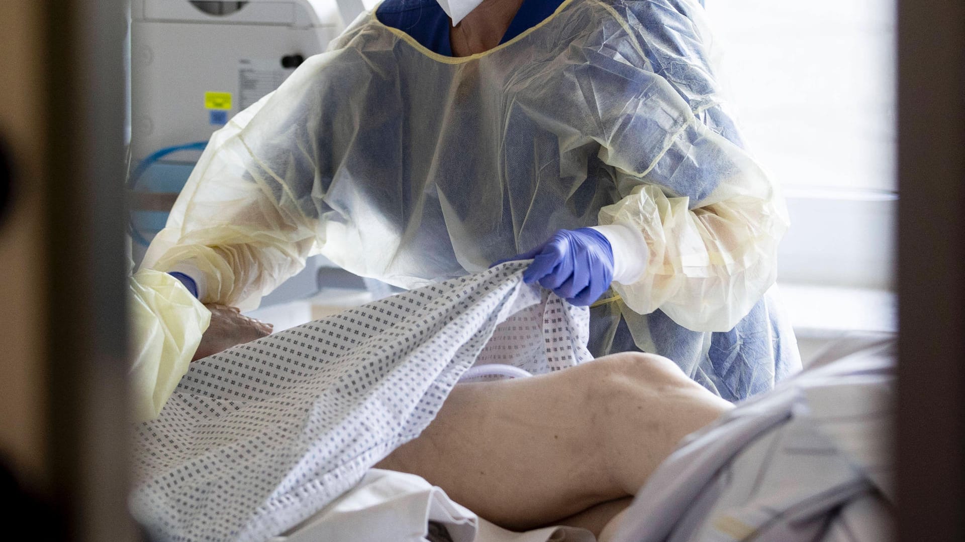 Eine Pflegerin in Duisburg versorgt eine Corona-Patientin (Archivbild). Die Inzidenzwerte in Deutschland sind weiter gesunken. Eine Pflegerin in Duisburg versorgt eine Corona-Patientin (Archivbild). Die Inzidenzwerte in Deutschland sind weiter gesunken.