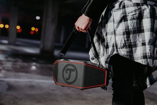 Tragbare Bluetooth-Lautsprecher, wie etwa der Rockster Cross von Teufel, gibt es in vielen Preiskategorien - für gehobene Soundansprüche muss man tiefer in die Tasche greifen.