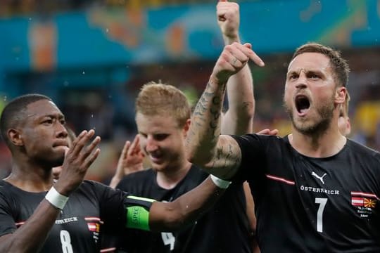 Marko Arnautovic (r) von Österreich bejubelt seinen Treffer zum 3:1 mit David Alaba (l) und weiteren Teamkollegen.