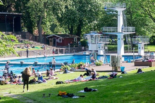 Badegäste geniessen einen Frühsommertag im Kaifu-Bad (Archivbild): Wegen der niedrigen Infektionszahlen mit dem Coronavirus dürfen Schwimmbäder wieder öffnen.