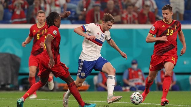 Belgiens Dedryck Boyata (l) im Zweikampf mit dem Russen Alexej Mirantschuk.