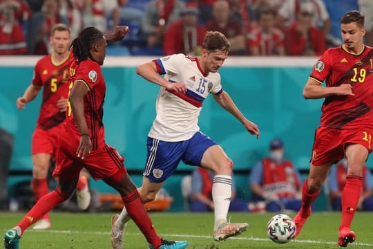 Belgiens Dedryck Boyata (l) im Zweikampf mit dem Russen Alexej Mirantschuk.