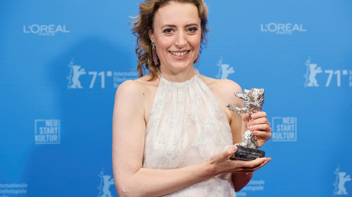 Die Schauspielerin Maren Eggert, die den Silbernen Bären für die beste schauspielerische Leistung in einer Hauptrolle in dem Film "Ich bin dein Mensch" von Regisseur M. Schrader erhalten hat, posiert mit ihrer Auszeichnung bei den 71. Internationalen Filmfestspielen Berlin.