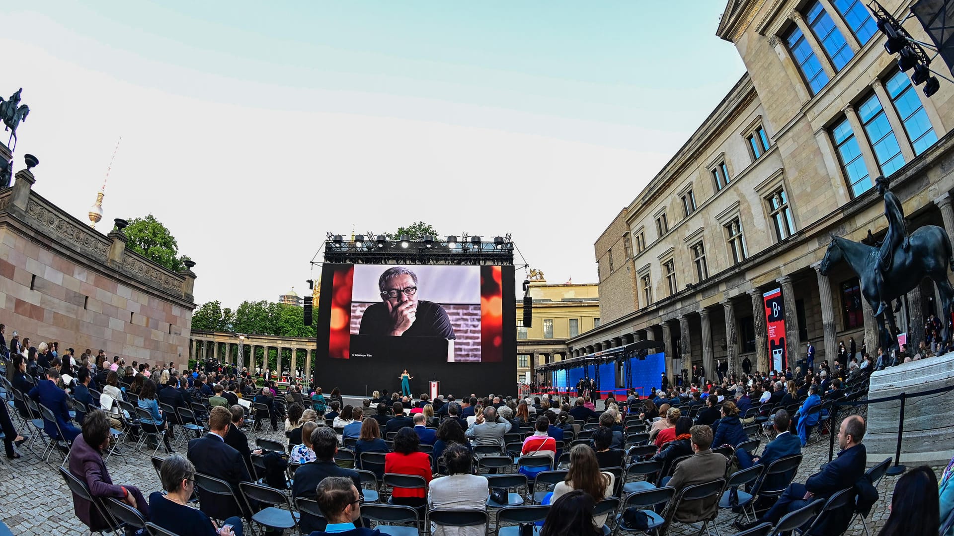 Zuschauer bei der Preisverleihung der Berlinale: Die Zeremonie fand unter freiem Himmel statt.