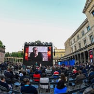 Zuschauer bei der Preisverleihung der Berlinale: Die Zeremonie fand unter freiem Himmel statt.