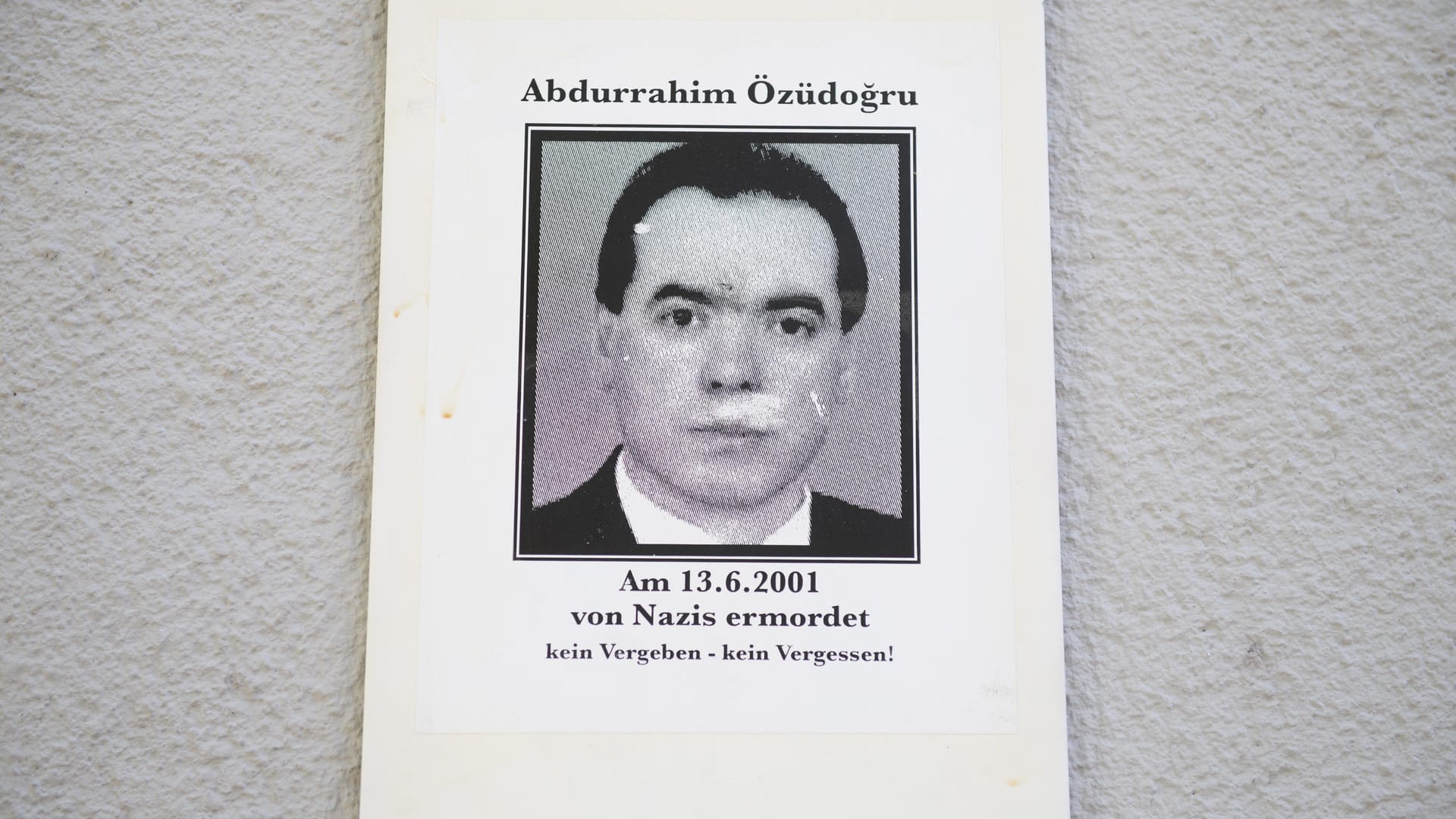 Ein Bild von Abdurrahim Özüdoğru hängt während der Einweihung einer Gedenkstele am Tatort, an dem der türkische Mitbürger vom "Nationalsozialistischen Untergrund" (NSU) ermordet wurde.