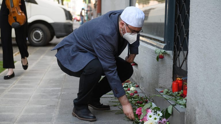 Imam Süleyman Soyal legt währen der Einweihung einer Gedenkstele am Tatort Blumen nieder: Am 13. Juni 2021 jährt sich die Ermordung des Änderungsschneiders Abdurrahim Özüdoğru durch die rechtsextreme Terrorgruppe zum 20. Mal.
