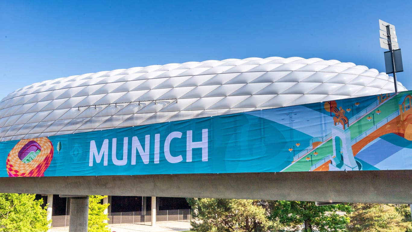 Ein Banner mit der Aufschrift "Munich" hängt vor der Allianz Arena: Am 15.06.2021 findet in diesem Stadion die Begegnung der Gruppe F, Frankreich gegen Deutschland, statt.