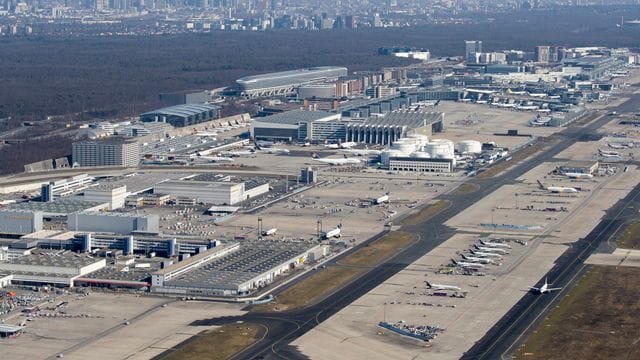 Blick über den Flughafen mit der Skyline im Hintergrund (Symbolbild): Die Fraport AG plant den Ausbau des Frachtzentrums.