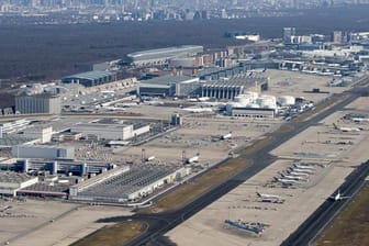 Blick über den Flughafen mit der Skyline im Hintergrund (Symbolbild): Die Fraport AG plant den Ausbau des Frachtzentrums.