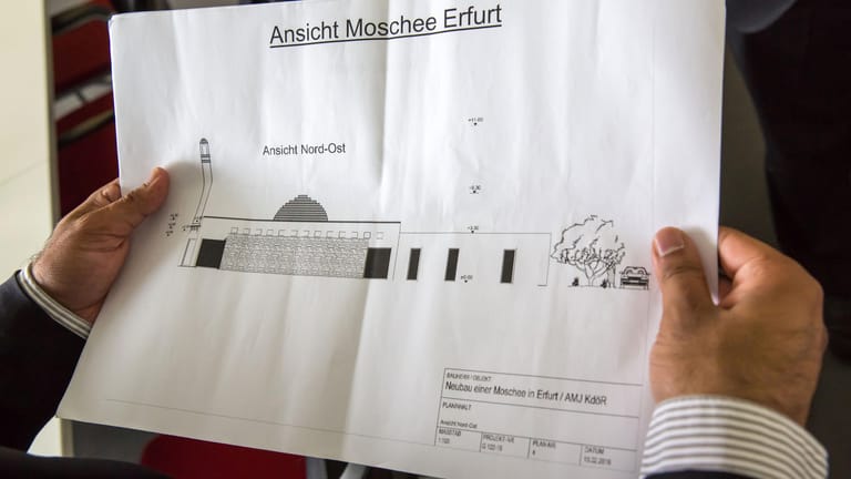 Ahmadiyya-Gemeindesprecher Suleman Malik zeigt eine Ansicht des geplanten Moschee-Neubaus in Erfurt: Ende 2018 war dafür in Marbach der Grundstein gelegt worden.