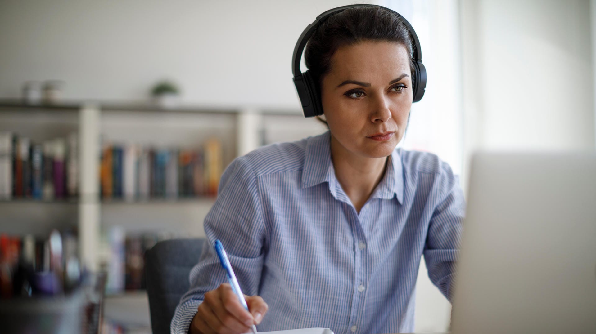 Kopfhörer im Angebot: Sparen Sie heute bei den Apple AirPods Max, Kopfhörern von JBL und einem Headset von Sennheiser.