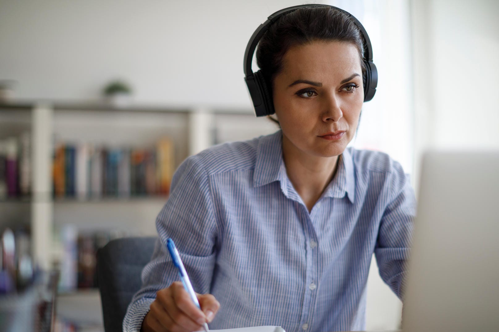 Kopfhörer im Angebot: Sparen Sie heute bei den Apple AirPods Max, Kopfhörern von JBL und einem Headset von Sennheiser.