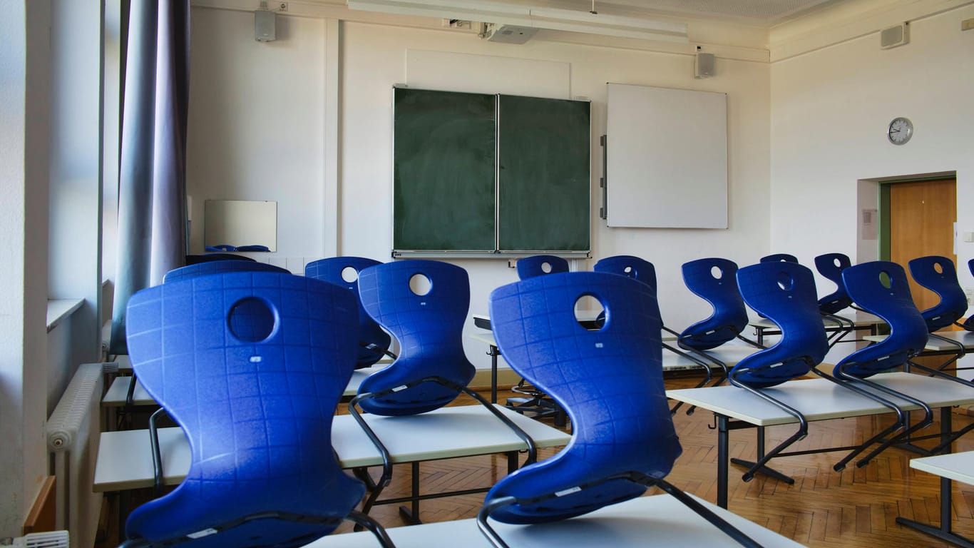 Ein leeres Klassenzimmer (Symbolbild): In Rheinland-Pfalz öffnen alle Schulen wieder für den Präsenzunterricht.