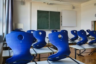 Ein leeres Klassenzimmer (Symbolbild): In Rheinland-Pfalz öffnen alle Schulen wieder für den Präsenzunterricht.