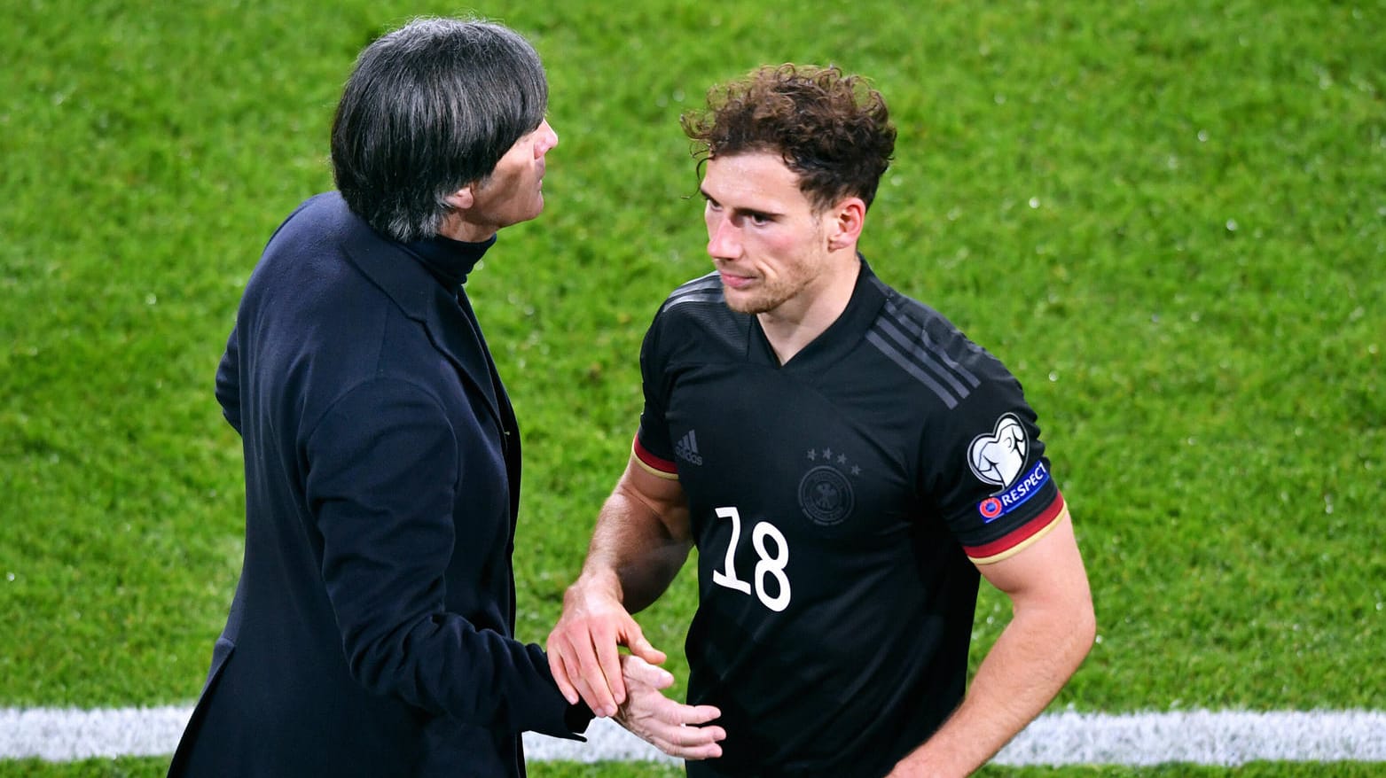 Joachim Löw (l.) mit Leon Goretzka: Der Bundestrainer muss drei Spieler aussortieren für das Frankreich-Spiel, der Bayern-Profi ist ein Kandidat.