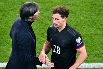 Joachim Löw (l.) mit Leon Goretzka: Der Bundestrainer muss drei Spieler aussortieren für das Frankreich-Spiel, der Bayern-Profi ist ein Kandidat.