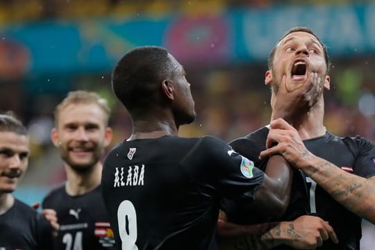 Auftaktsieg gelungen: Österreich-Torschütze Marko Arnautovic (r) wird von David Alba auf besondere Art beglückwunscht.