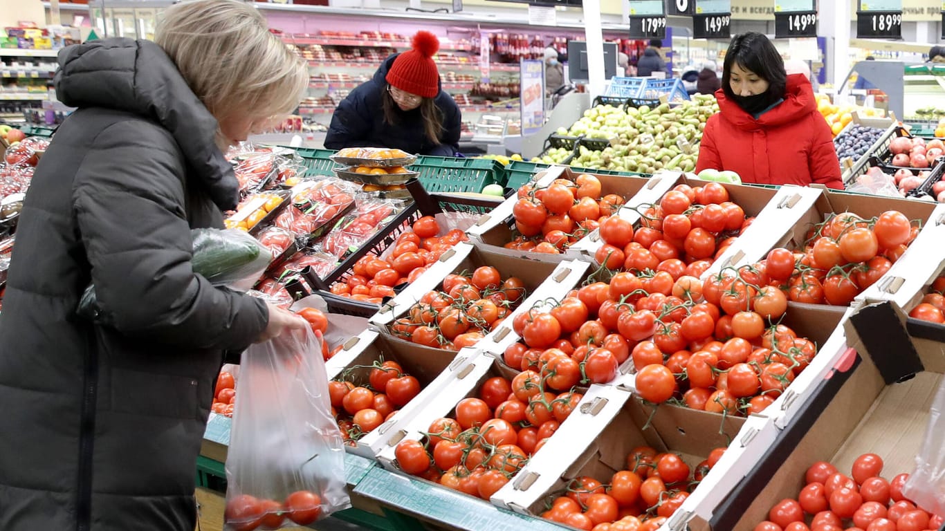 Tomaten im Supermarkt (Symbolbild): Wegen hoher Nachfrage aus dem Ausland steigen die Preise hier deutlich.egen werden deutliche Preissenkungen spürbar.