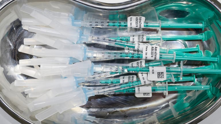 Spritzen mit dem Impfstoff von Astrazeneca liegen in einer Schale (Symbolbilsd): Die Stadt hat sich bereits mehrfach über die Verteilung der Impfstoffdosen in Deutschland beschwert.