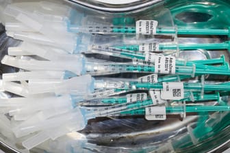 Spritzen mit dem Impfstoff von Astrazeneca liegen in einer Schale (Symbolbilsd): Die Stadt hat sich bereits mehrfach über die Verteilung der Impfstoffdosen in Deutschland beschwert.