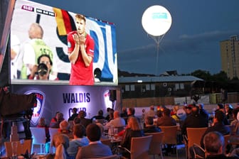 Public Viewing vor dem Porticus des Bayerischen Bahnhofs in Leipzig (Archivbild): Gemeinsames Fußballgucken ist in Sachsen trotz Pandemie erlaubt.