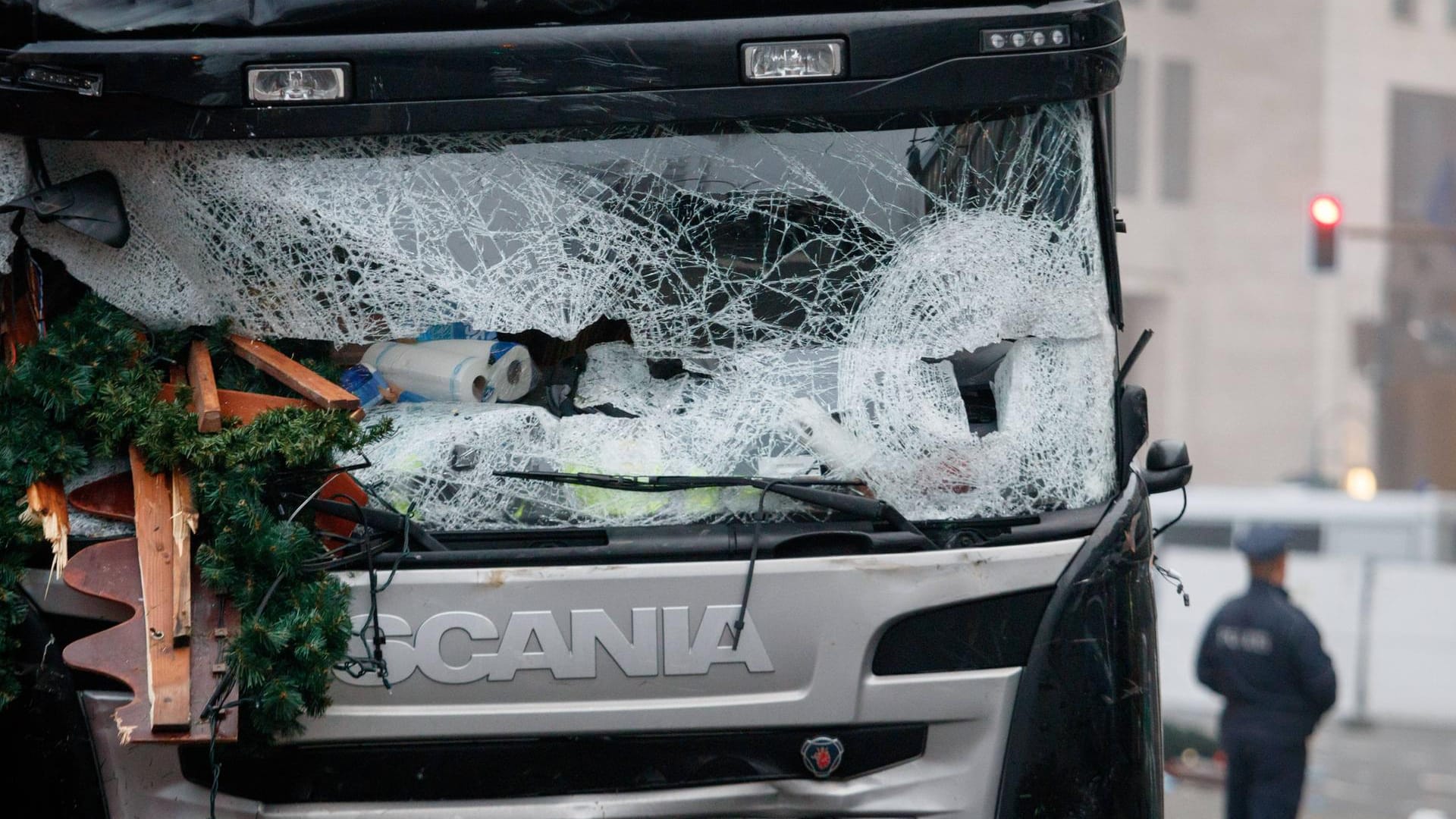 Der zerstörte LKW nach dem Attentat auf dem Berliner Breitscheidplatz: Durch den Anschlag kamen zwölf Menschen ums Leben (Archivfoto). Der zerstörte LKW nach dem Attentat auf dem Berliner Breitscheidplatz: Durch den Anschlag kamen zwölf Menschen ums Leben (Archivfoto).