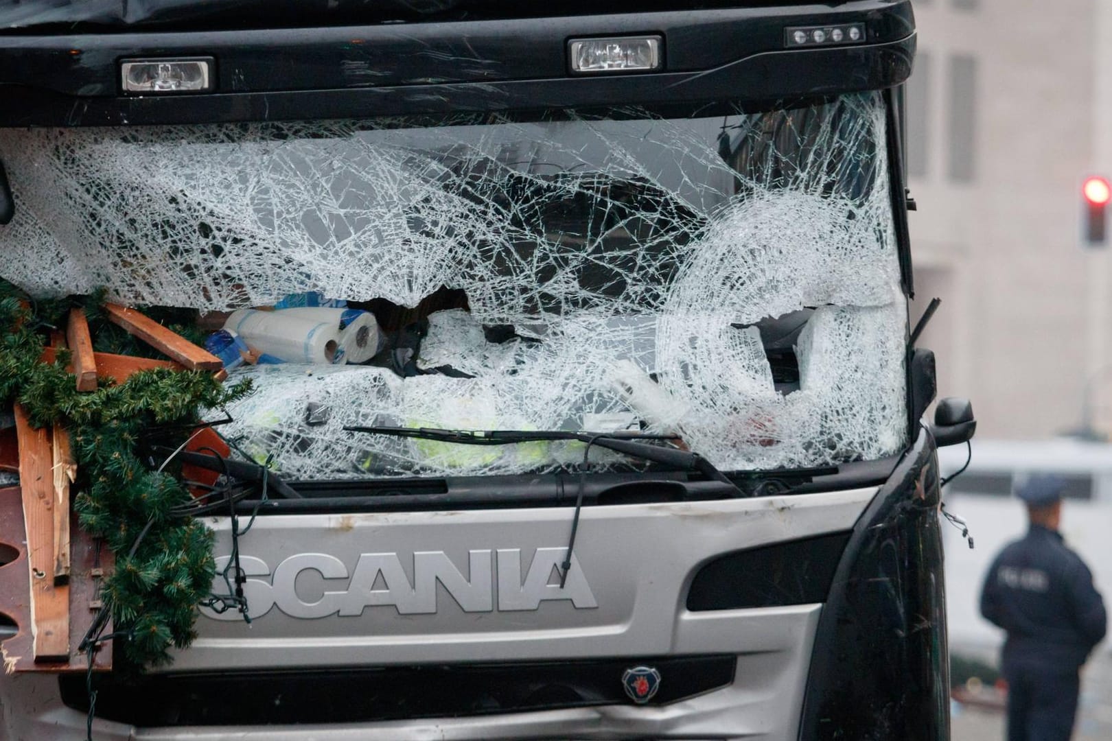 Der zerstörte LKW nach dem Attentat auf dem Berliner Breitscheidplatz: Durch den Anschlag kamen zwölf Menschen ums Leben (Archivfoto).