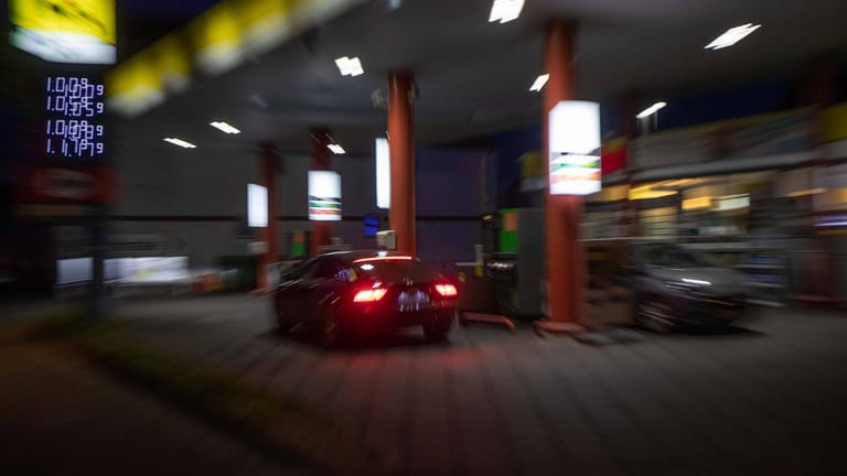 Eine Tankstelle in der Nacht (Symbolbild): In Essen hat ein Unbekannter eine Angestellte mit einer Stichwaffe bedroht.